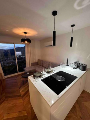 Appartement rénové entre terre et mer avec piscine